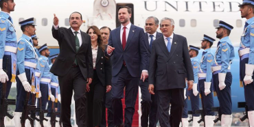 美国代表团不想继续谈判，巴基斯坦方面努力劝说其留下
万斯还是年轻 沉不住气呢

这川普危险了
打还是不打都是问题