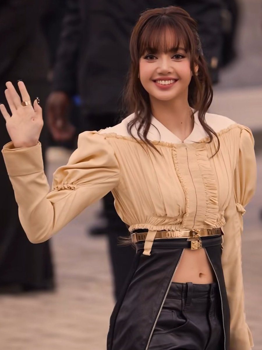 GiggleVibes247's tweet photo. . @lalalalisa_mn dropped Louis Vuitton style during #ParisFashionWeek !
#lisa #lalalisa #blackpink https://t.co/uUvfw0l0l1