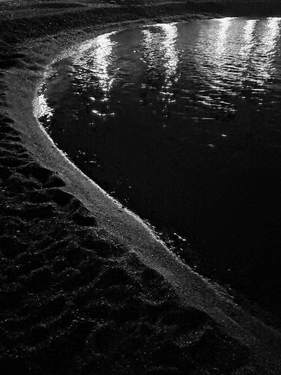 Alonein43672278's tweet image. #photography #blackandwhite #sea #beach #night #lights