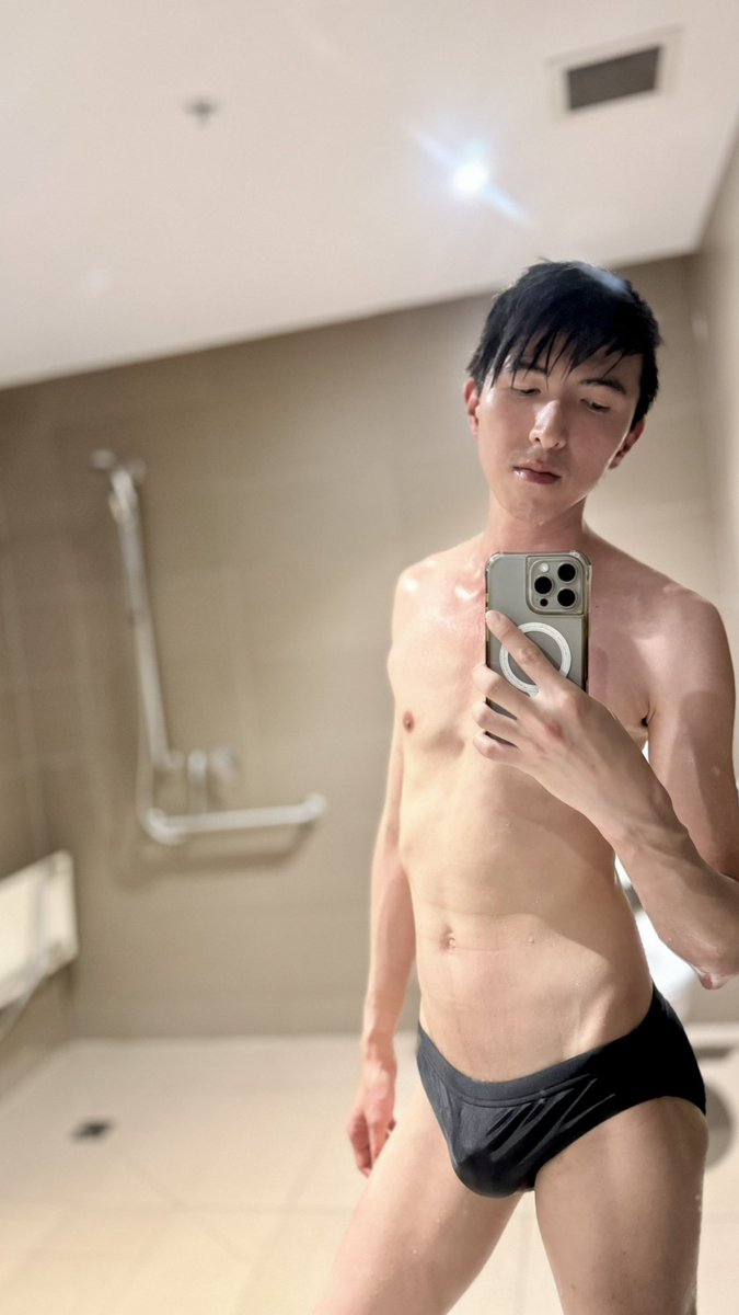 damoc22's tweet photo. A quick gym and steam room sesh

Do you think anyone noticed my 🔒🍆 🤔 https://t.co/eli5HsKtat