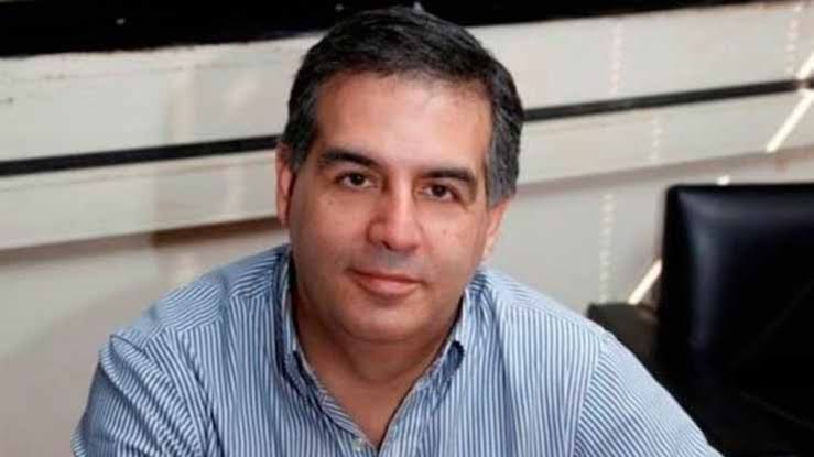 Más de 10 años yendo a AFA y solo se despierta en las reuniones cuando aparecen los triples de miga. Impresentable el gordo Montaña