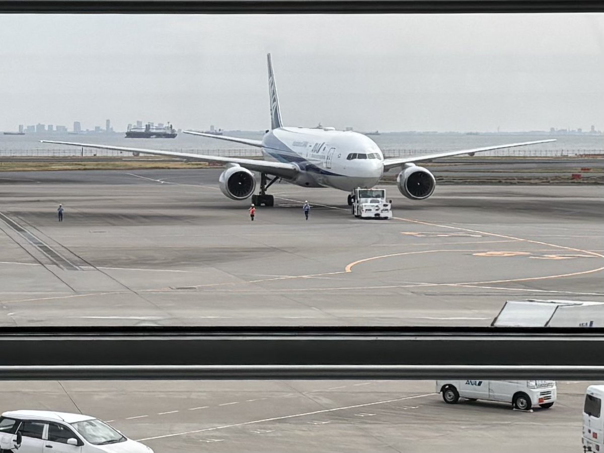 ppak_kappa's tweet photo. 一時帰国 (日本出張！) の最大の目的、BepiColombo会議のため北海道へ🛫
搭乗前から早速Bepi人たちに遭遇して、めちゃ元気が出た😀

チーム会合での発表 (研究成果＆観測計画提案半々) に加え、「あの人とこれを議論したい」リストが色々。
議論も友だちとの再会も、楽しんできます💪 https://t.co/dLmyeF284D