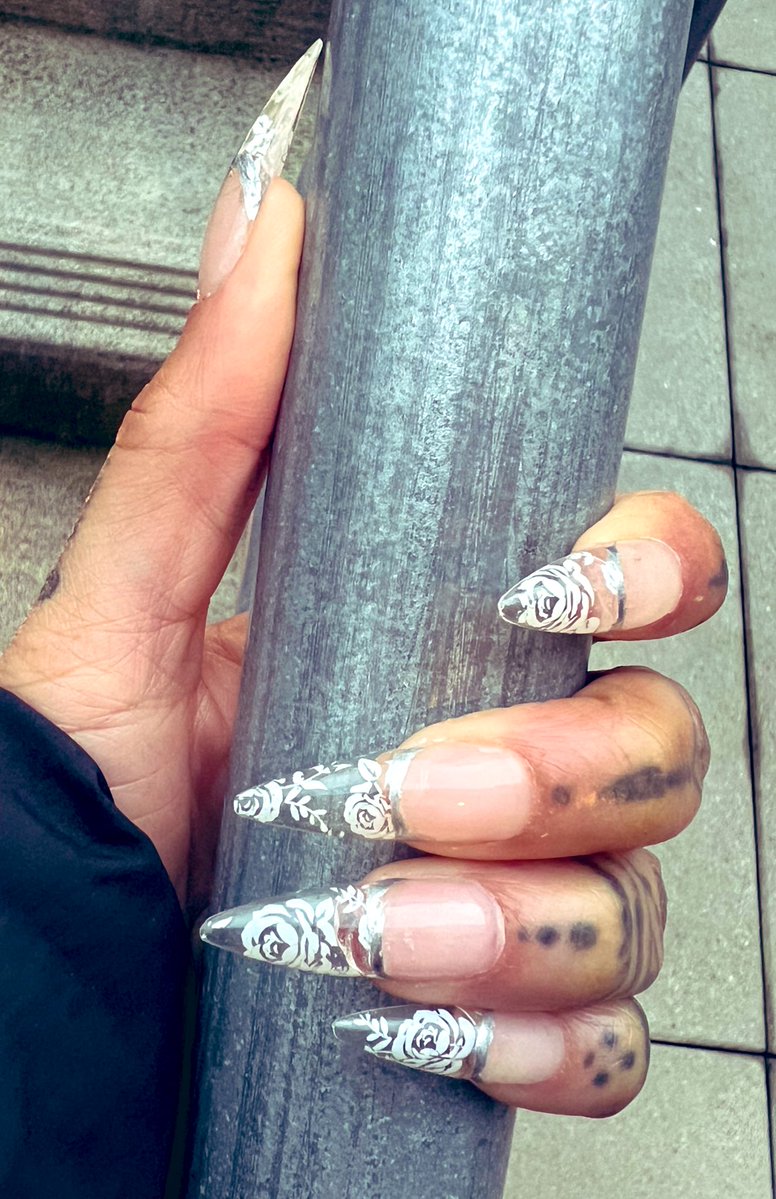 NoireRyuujin's tweet image. New nails. Did a fresh simple set today 💋 #nails