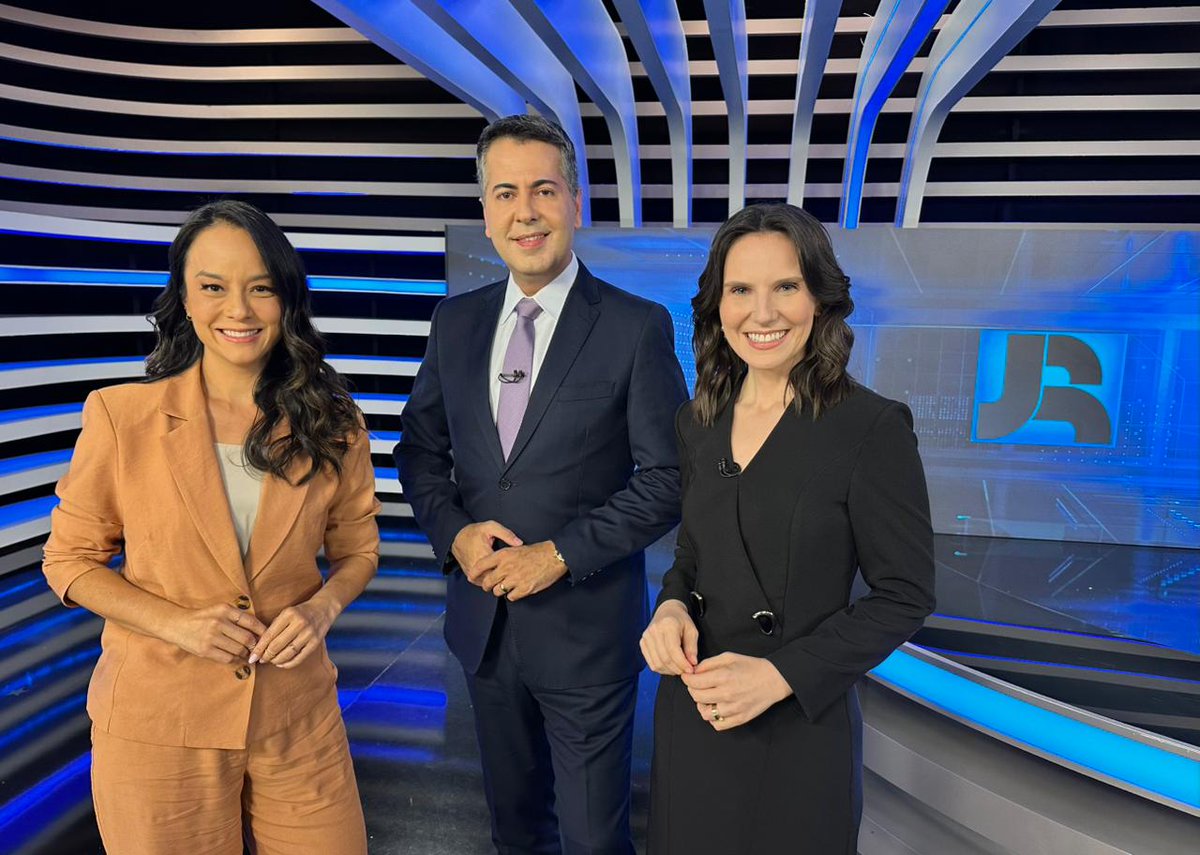 jornaldarecord's tweet image. Boa noite! 

A edição de sábado do #JornalDaRecord começa às 19h45. Não perca as principais informações para seu final de semana. É daqui a pouco, na tela da #RECORD 📺📰 #JR24H