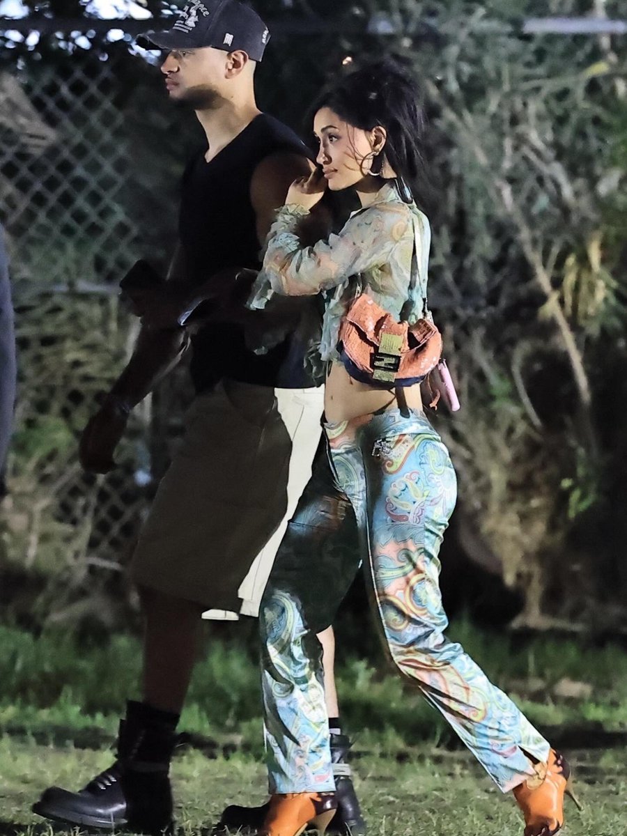 Leah wearing those pointed D&amp;G high heels in the desert 😭 Big Mama built different ✨😏