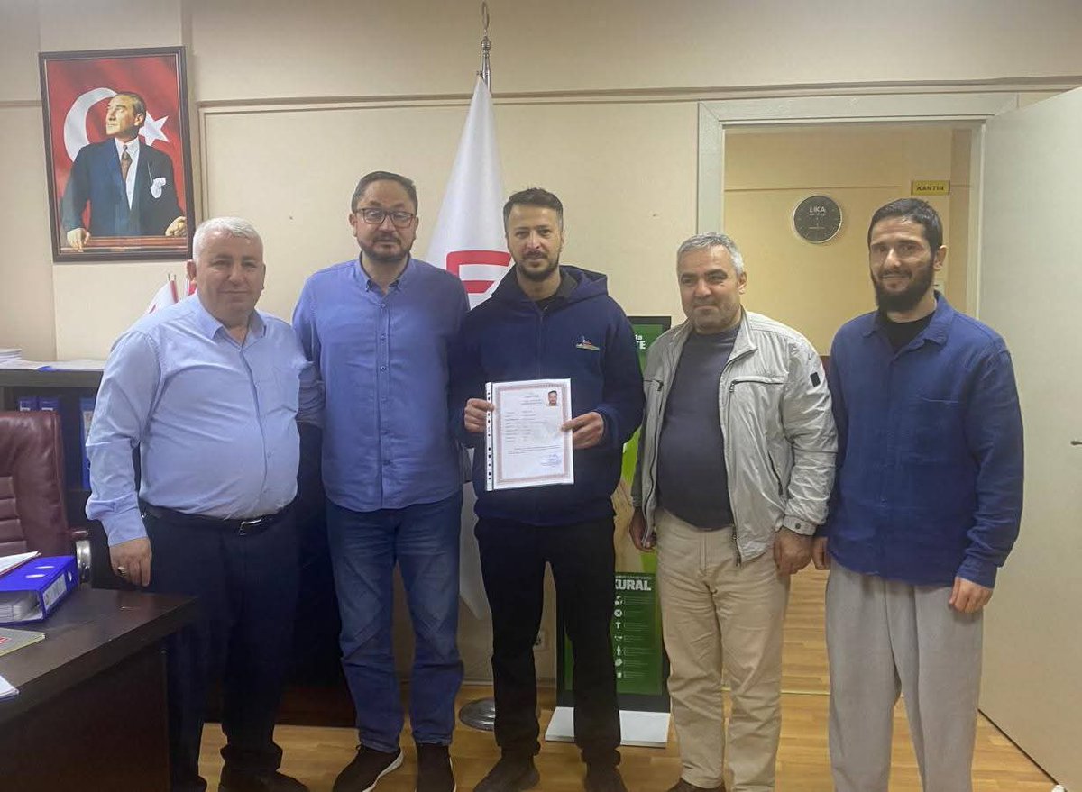 Zeytinburnu’nda Fark Özel Güvenlik Kursumuzda kıymetli bir buluşmaya ev sahipliği yaptık.
Telsiz Mahallesi Azası Sayın Şeyhmus Doğanay’ı ağırlamaktan memnuniyet duyduk.
Programda kursiyerimiz Muzaffer Şen’e sertifikasını takdim ettik.
Nazik ziyaretleri için teşekkür ederiz.