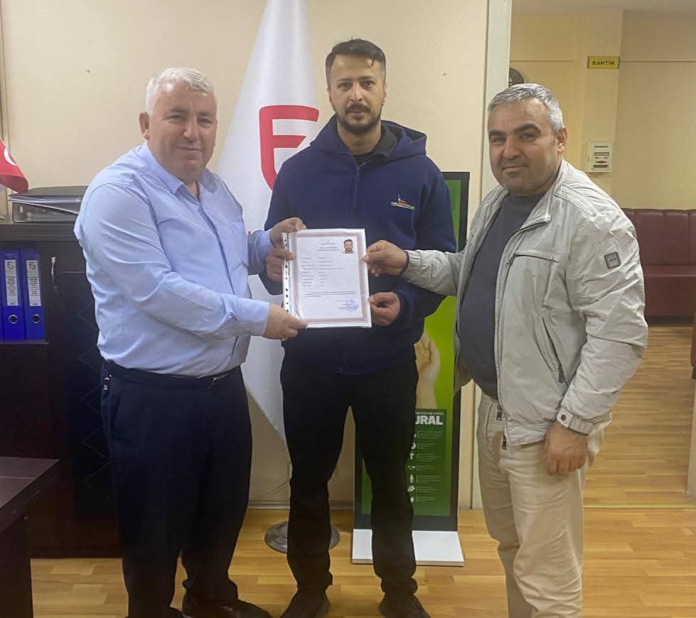 Zeytinburnu’nda Fark Özel Güvenlik Kursumuzda kıymetli bir buluşmaya ev sahipliği yaptık.
Telsiz Mahallesi Azası Sayın Şeyhmus Doğanay’ı ağırlamaktan memnuniyet duyduk.
Programda kursiyerimiz Muzaffer Şen’e sertifikasını takdim ettik.
Nazik ziyaretleri için teşekkür ederiz.