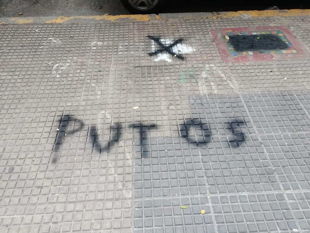 Ya fueron cuatro las veces que han sido vandalizadas, y así fuesen mil, las volveremos a pintar y a emplazar. Porque desde las escuelas seguimos construyendo Memoria, Verdad, y exigiendo Justicia, junto con la comunidad educativa.