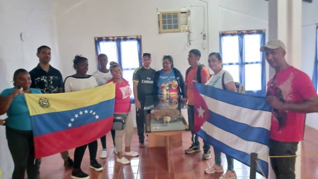 ¡Cultura e Historia en Falcón! 🇨🇺🤝🇻🇪

El Destacamento "100 años con Fidel" de la Brigada "Luis Manuel Piña" visitó el Museo Paleontológico de Urumaco. Conocer las raíces del pueblo venezolano fortalece nuestra hermandad. 🏛️🦕✨

#CubaCoopera #AbrilDeVictoria