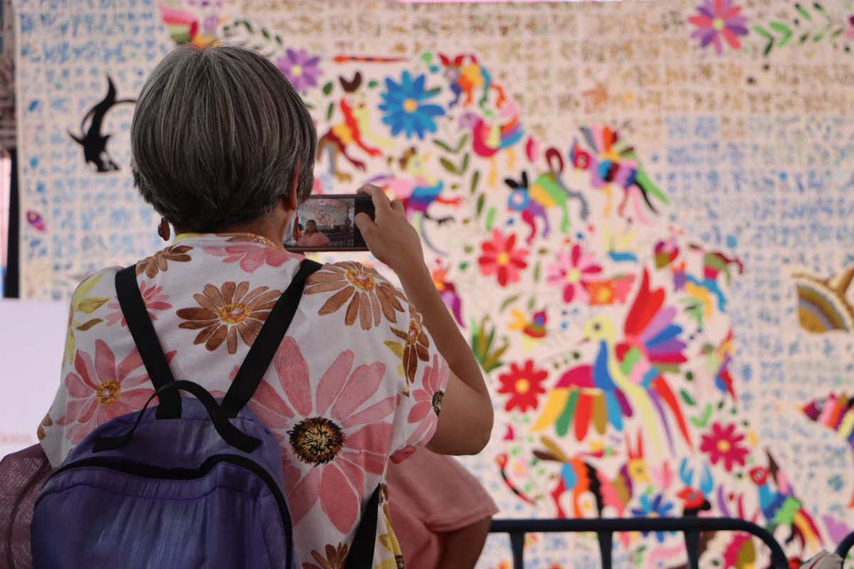 SECTUR_mx's tweet image. En el corazón de la Ciudad de México, aún estás a tiempo de vivir una de las expresiones culturales más poderosas del país. 🧵✨

El Zócalo capitalino resguarda el mural de Tenango más grande del mundo, una obra colectiva que borda historias, identidad y tradición desde #Hidalgo