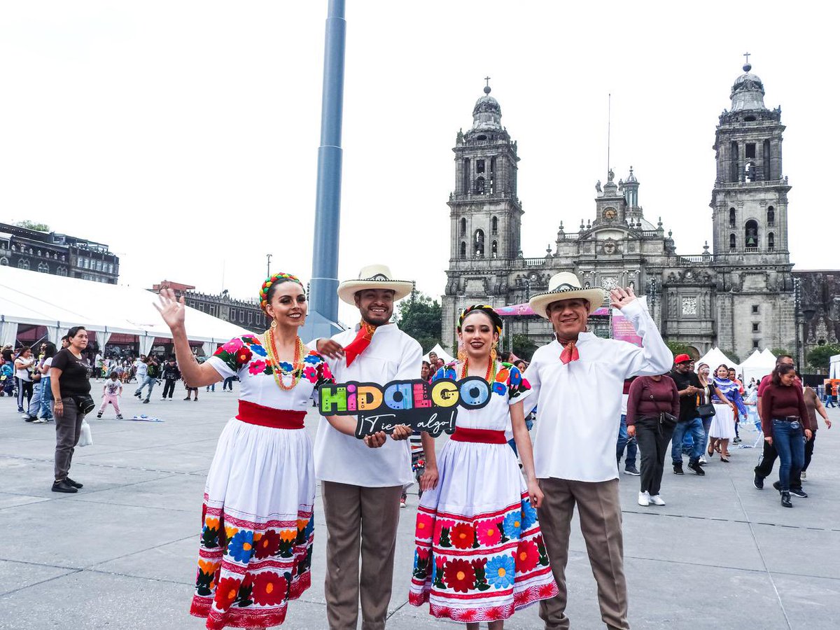 SECTUR_mx's tweet image. En el corazón de la Ciudad de México, aún estás a tiempo de vivir una de las expresiones culturales más poderosas del país. 🧵✨

El Zócalo capitalino resguarda el mural de Tenango más grande del mundo, una obra colectiva que borda historias, identidad y tradición desde #Hidalgo