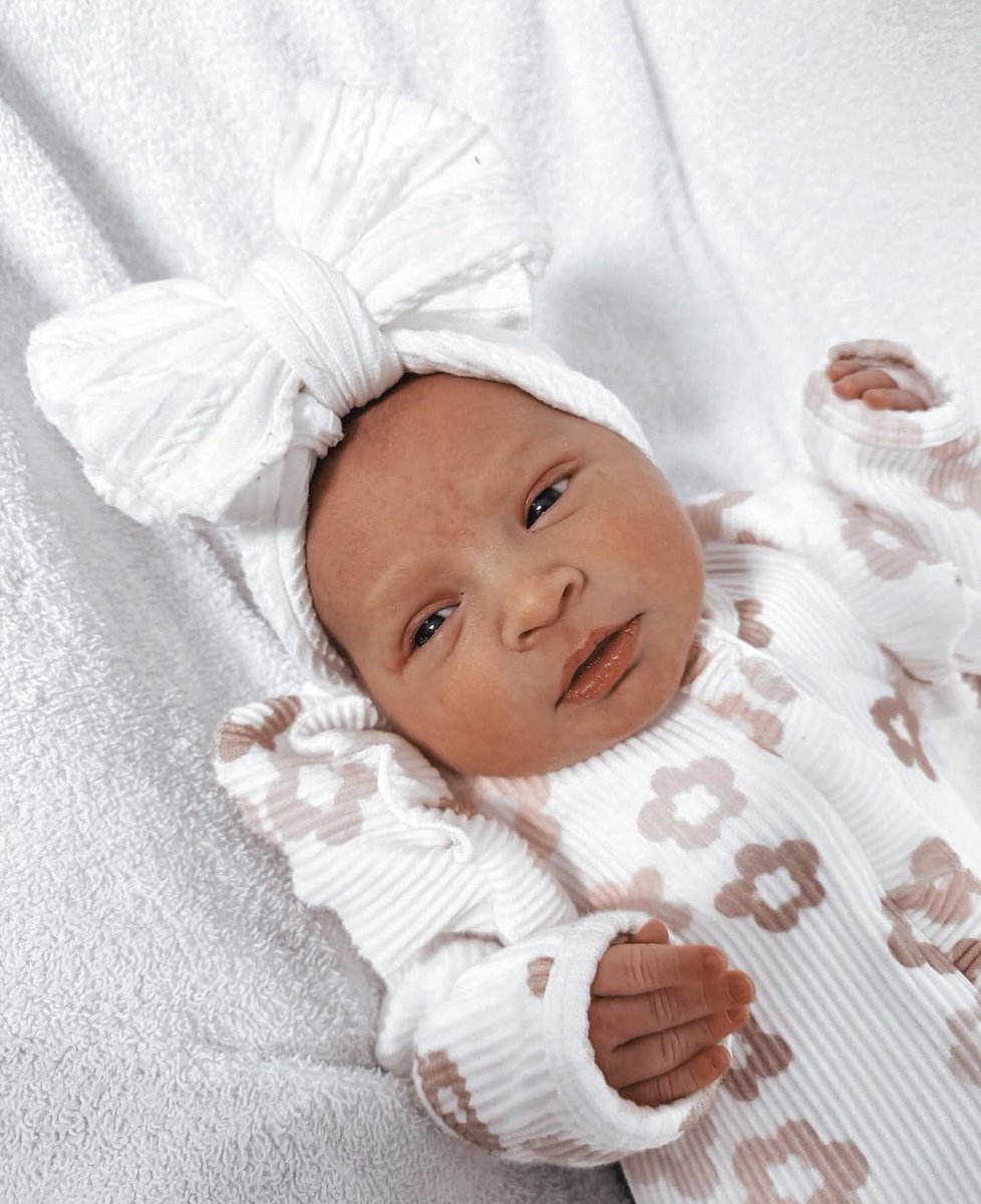 MirandaEvaKH's tweet image. megan ann fresh off her nap…and she is demanding her bottle if i dont obey she’ll cry #2weeksold #babygirl #kawaii