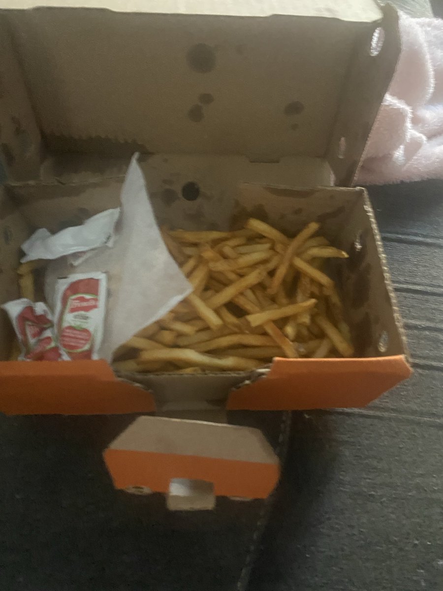Littletink67's tweet photo. @PizzaPizzaLtd supposed to be fries and gravy and I gotta peel the topping off the box not happy pizza pizza https://t.co/AcF3yzTQob