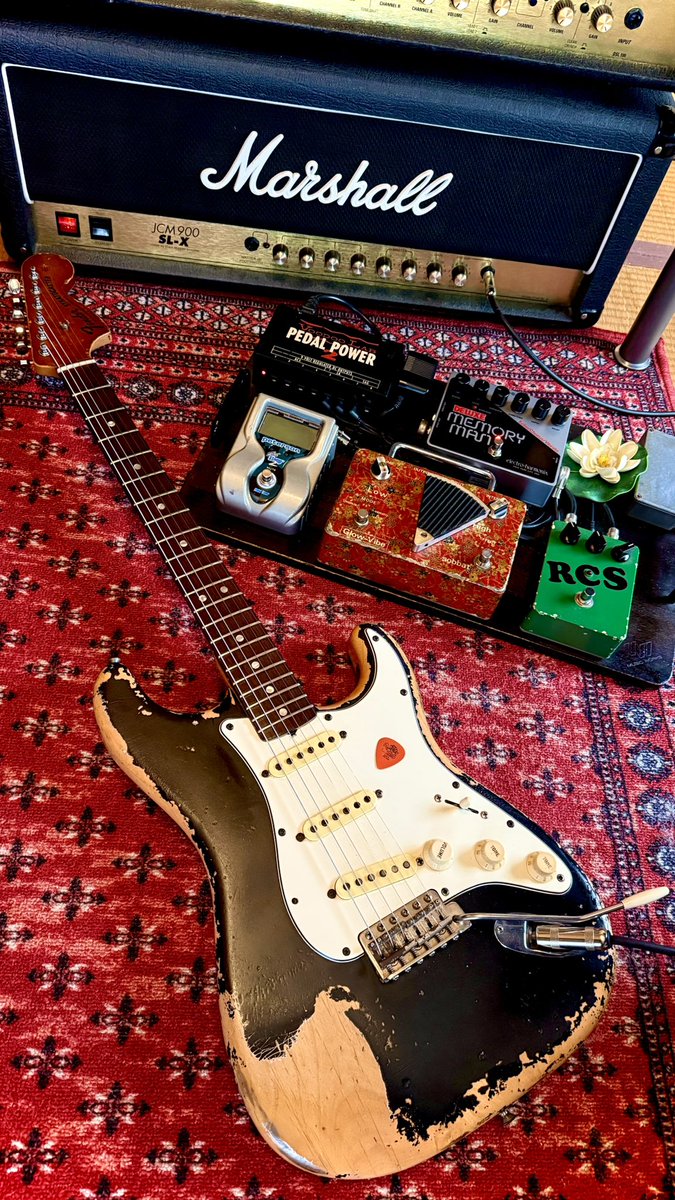 YosukeMiyake's tweet image. おはよう

#fender #stratocaster 
#marshallamps #colors 
#morning