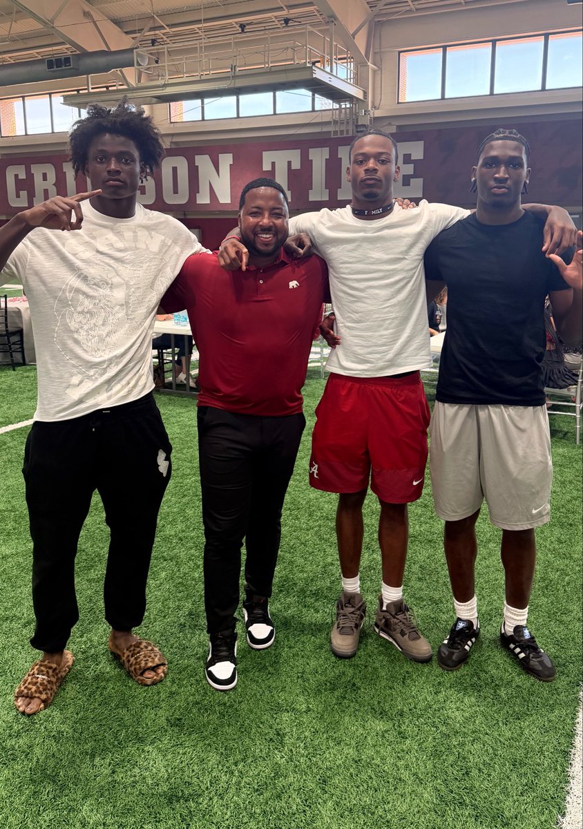 AndrewJBone's tweet image. You won’t find many current or future Alabama DBs under 6-foot-2 if Mo Linguist is still in town!

From left to right: Carmelo O’Neal, Coach Mo, Tide target Darrius White and Jorden Edmonds. 

A-Day updates:
➡️on3.com/boards/threads…

BamaOnLine.com