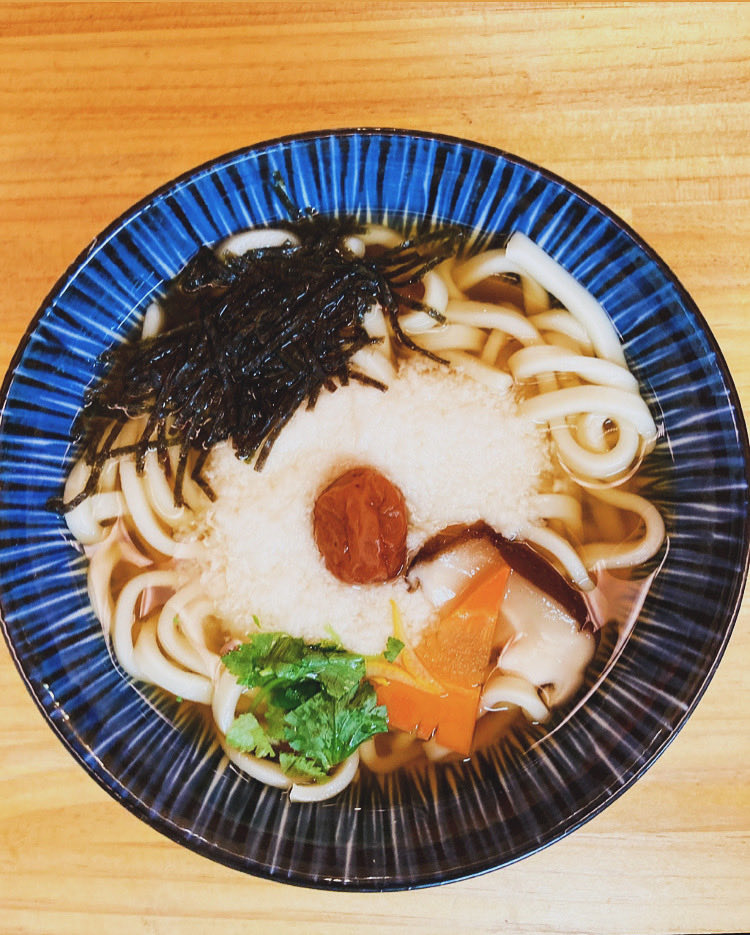 🌥️ 札幌 10℃ 曇り
この梅×とろろ、見てほしい。
うめとろろうどん——
ふわふわのとろろに梅がのって、海苔・にんじん・三つ葉が彩りを添える。
さっぱりしてるのに、出汁がしっかり旨い一杯🍜
肌寒い日にこそ、染みます。
#うめとろろうどん #うどん土間 #札幌グルメ #札幌ランチ #うどん