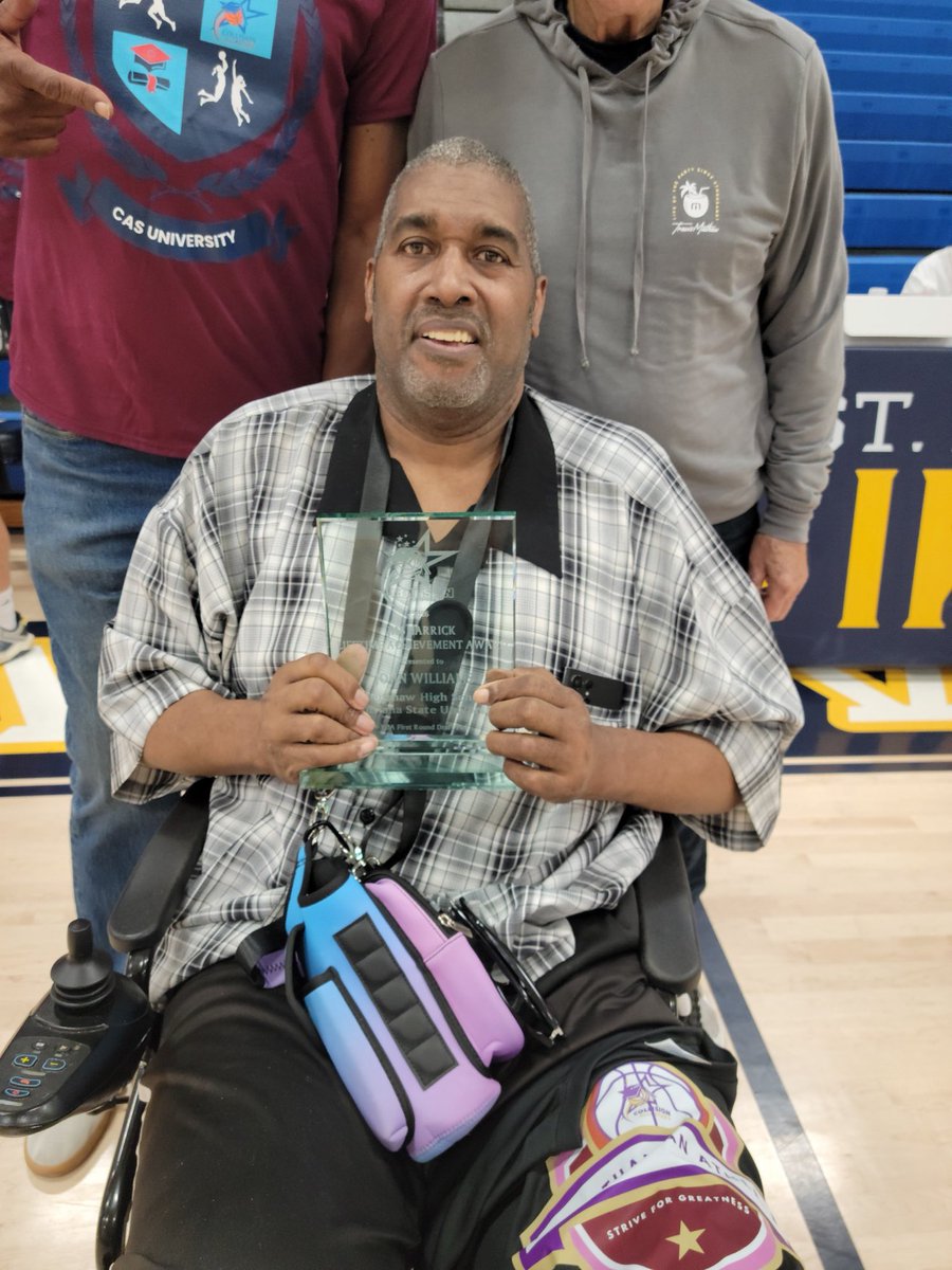 latsondheimer's tweet photo. Former Crenshaw star John Williams receiving Jim Harrick Lifetime Achievement award at Collision all-star game. One of the greatest in City Section basketball history. https://t.co/23IHnpEWtj