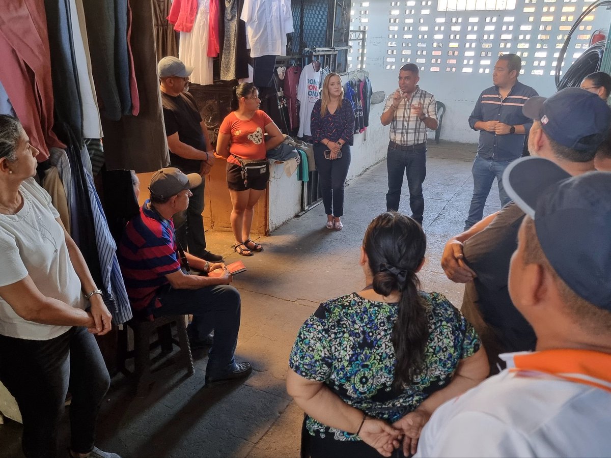 📍 #SanSalvador, #SanSalvadorCentro.

A pesar de los inconvenientes que se dieron de que nos llegaron a sacar, logramos reunirnos brevemente con los usuarios del Mercado Belloso, donde nos entregaron un documento con algunas de las problemáticas que tienen y que vienen