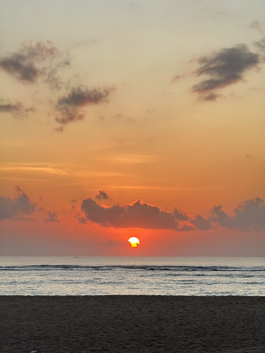 ikuhbaru's tweet photo. sunrise di Sanur se candu itu, pertanyaannya tinggal mau bangun pagi gak? wkwk https://t.co/O3NAzqZimr
