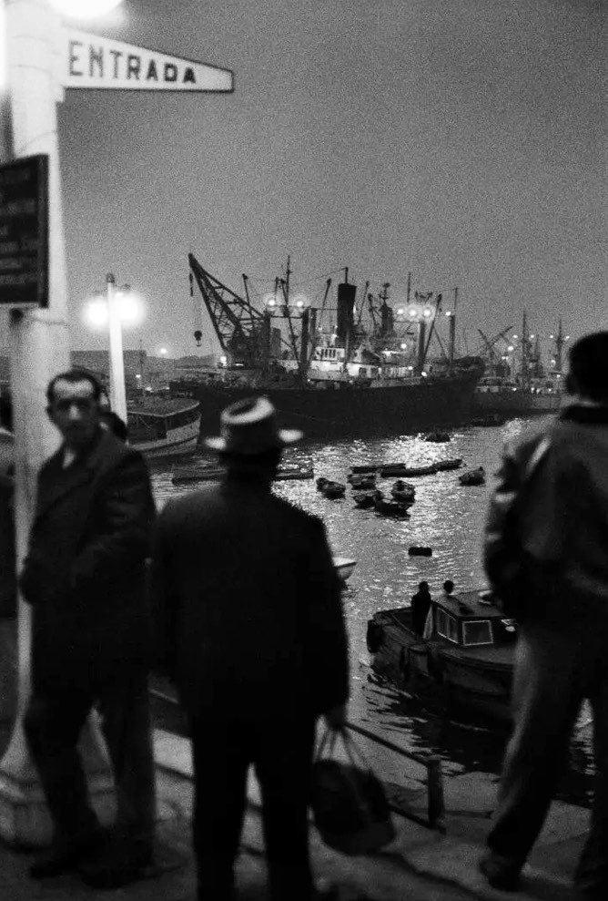Dani_Briceno's tweet photo. De mis favoritas de Sergio Larraín. Original b/n. y a color. 

¿Así habrá visto la noche Larraín cuando decidió sacar su cámara y disparar a la bahía en el muelle Prat de Valparaíso? https://t.co/gubG5kS1kY