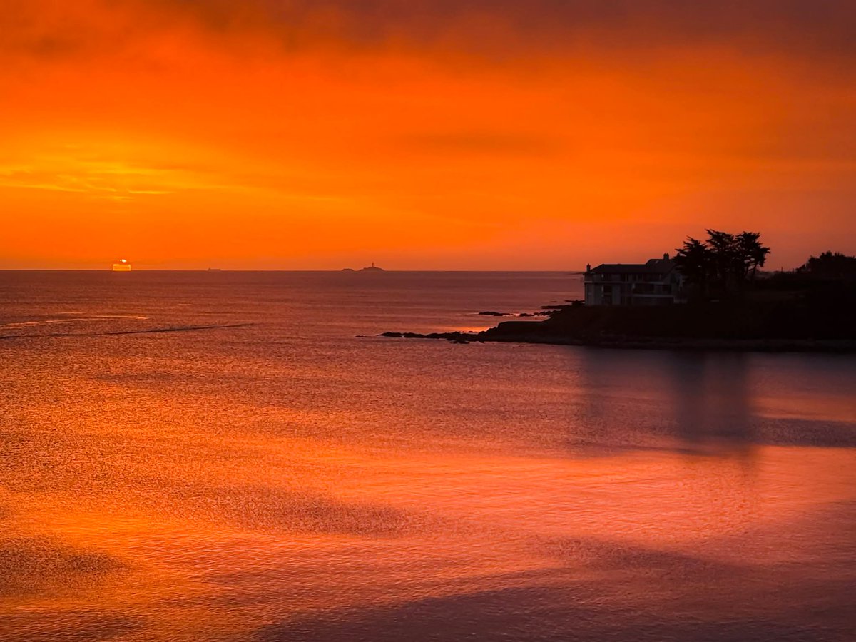 ThisIsIreland3's tweet image. Beautiful red sky at Barnageeragh this morning 🔥🔥🌅🌅

📍 Skerries, County Dublin, Ireland ☘️ 

📸 Martin McNamara

#Dublin #Ireland #Skerries #Barnageeragh #Skies #Redsky