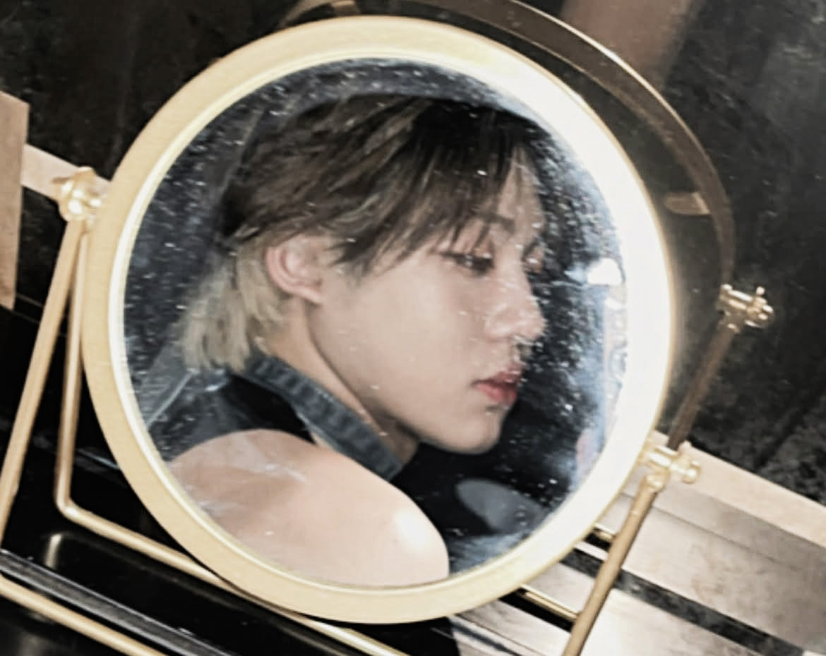 Juuhoona's tweet photo. Cermin  kecil  dan  lensa  bercerita.  Tentang
aku,   potret,   dan   momen   yang   memeluk
hangat.  Adakah   yang   duduk   di   samping
ku?  Tidak   banyak   kata,   hanya  kehadiran
dalam   diam,   namun   penuh   makna.   ۫   ৎ୭ https://t.co/dEvJslxBew