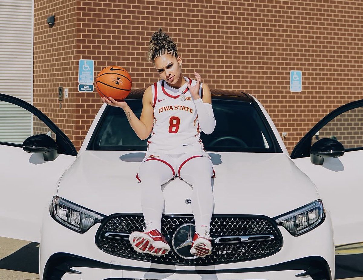 znagy20's tweet image. News: The No. 1 PG in the Transfer Portal has arrived in Baton Rouge for her visit with Kim Mulkey and #LSU: Jada Williams.

The All-Big 12 guard averaged 15.3 PPG + 7.7 APG this past season for the Cyclones.

Now, the Top-10 overall transfer is in The Boot to see Kim Mulkey.