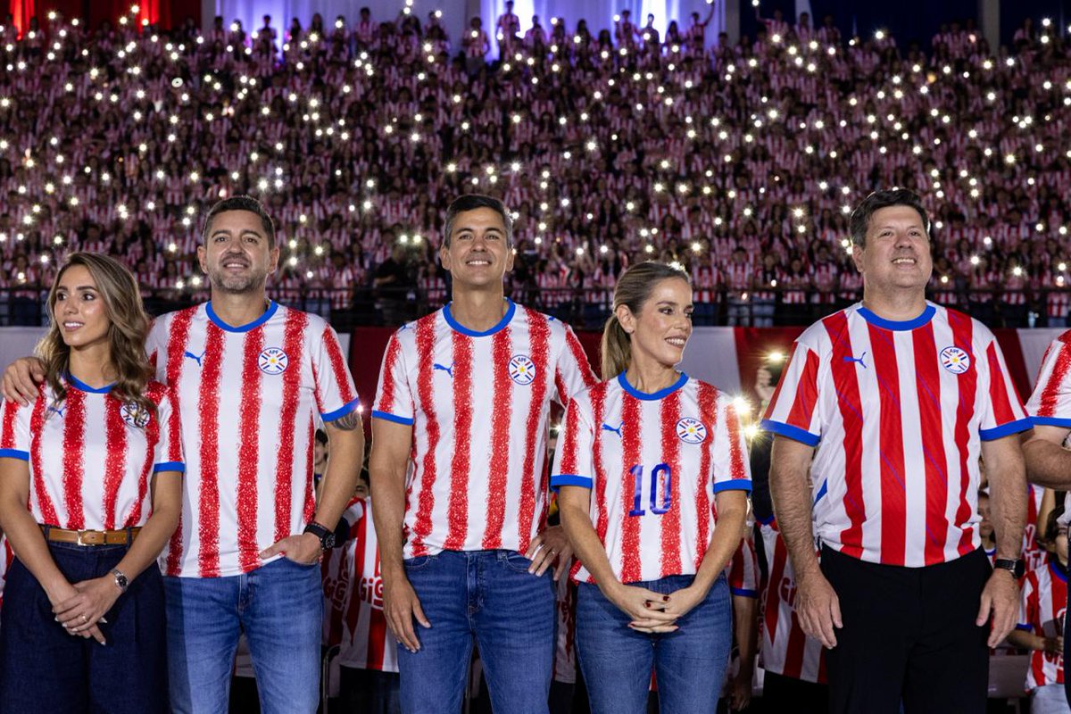SantiPenap's tweet photo. El verdadero orgullo de ser paraguayo se demuestra apostando al talento de nuestros jóvenes. Hoy celebramos a más de 7.500 compatriotas que, gracias a las Becas del Gobierno, se preparan para ser los líderes del mañana. No hay barreras que nos frenen cuando las ganas de triunfar sobran. ¡A seguir haciendo gigante a nuestro Paraguay! #SoyParaguayoSoyGigante @AllianaPedro @LetiOcamposP
