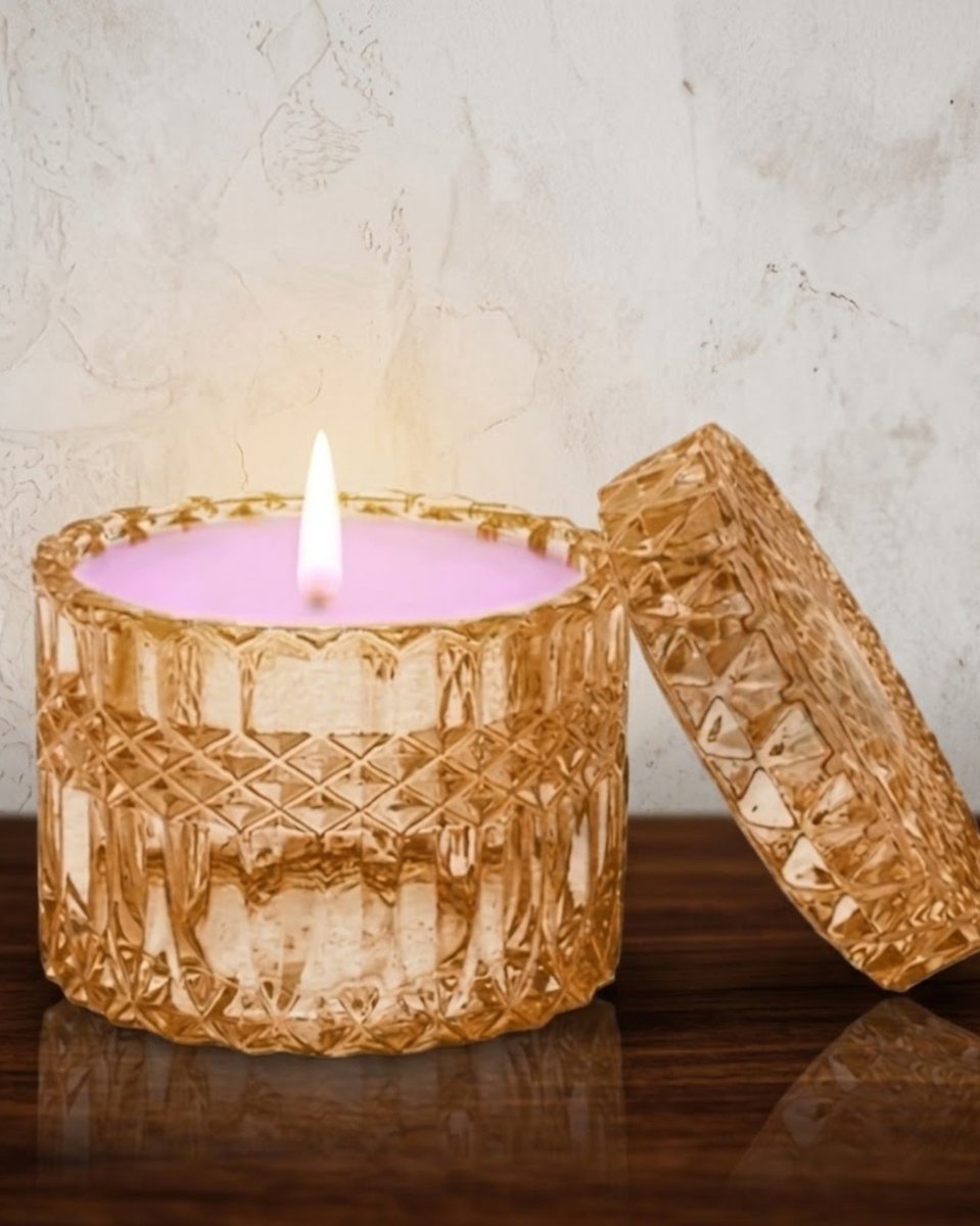 Maries_Aromas's tweet image. Subtle brings elegance to your home with its soothing peony and white tea scent. Light it up and let the fragrance transform your space into a serene retreat full of refinement and calm. 🤍
.
.
.
#SubtleLuxury #PeonyAndTea #ElegantGlow #CalmInteriors #SoyCandleLove