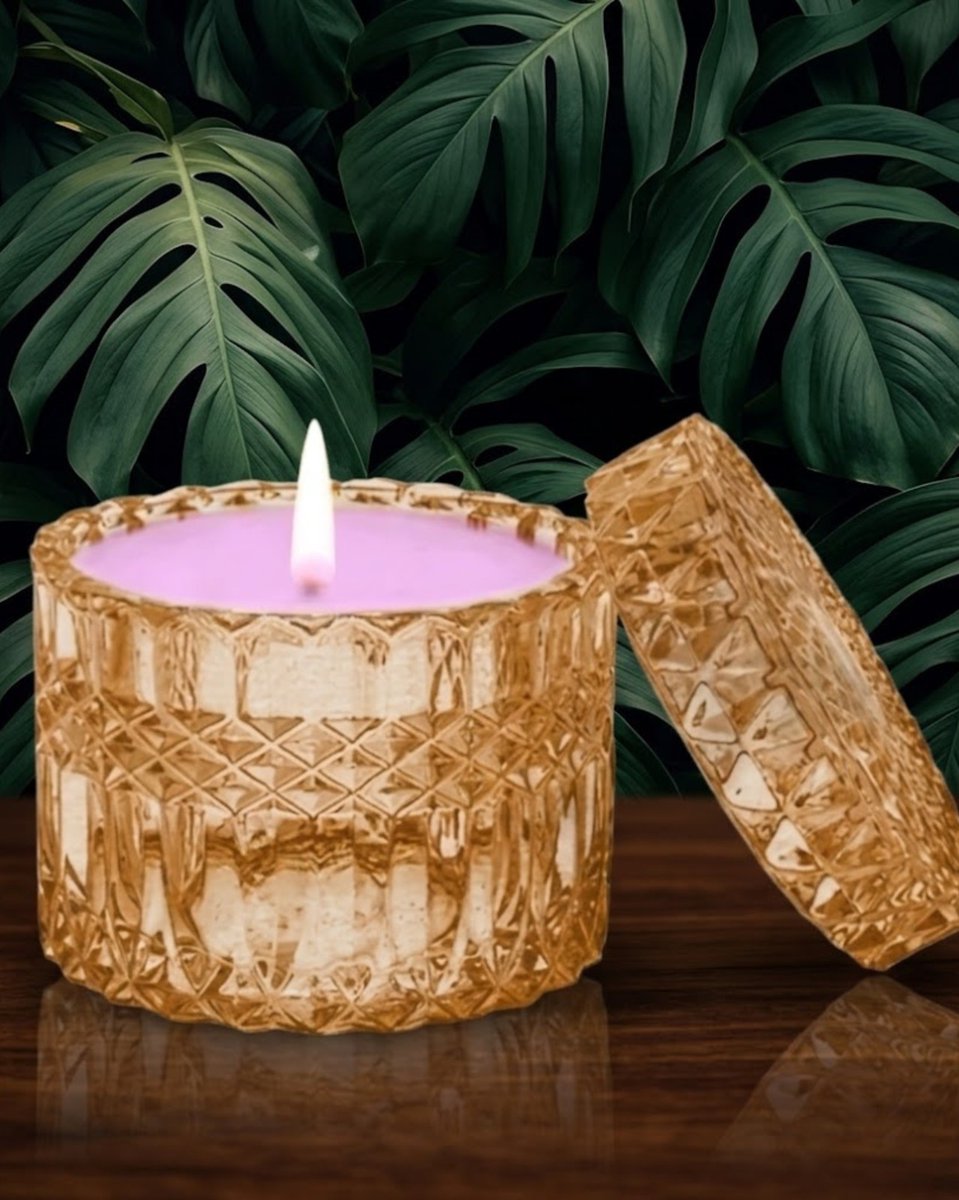 Maries_Aromas's tweet image. Subtle brings elegance to your home with its soothing peony and white tea scent. Light it up and let the fragrance transform your space into a serene retreat full of refinement and calm. 🤍
.
.
.
#SubtleLuxury #PeonyAndTea #ElegantGlow #CalmInteriors #SoyCandleLove