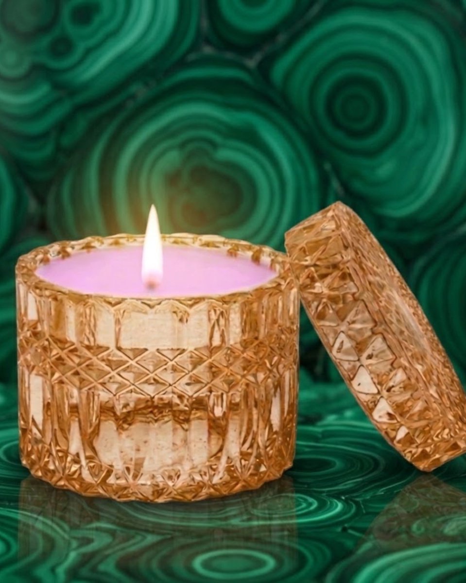 Maries_Aromas's tweet image. Subtle brings elegance to your home with its soothing peony and white tea scent. Light it up and let the fragrance transform your space into a serene retreat full of refinement and calm. 🤍
.
.
.
#SubtleLuxury #PeonyAndTea #ElegantGlow #CalmInteriors #SoyCandleLove