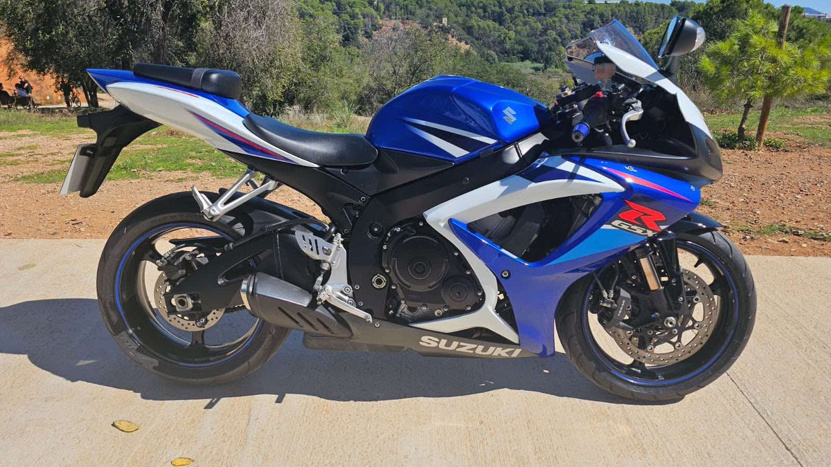 Moto robada a Barberà del Vallès amb matrícula 5198FLT.