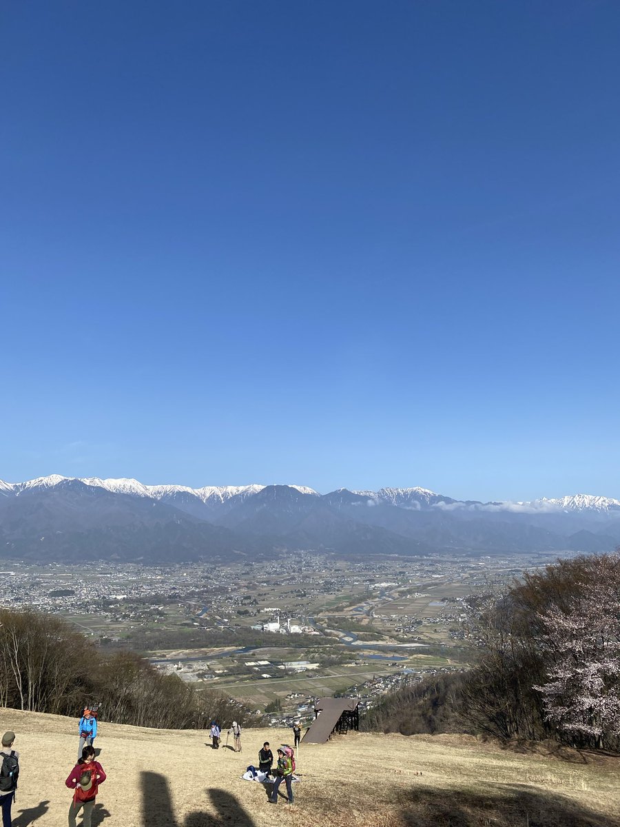 express1161's tweet photo. #光城山　#長峰山
朝６時前に光城山登山口は本・臨時駐車場共に満車です。
長峰山登山口駐車場は６時２０分頃には満車になりました。

これからの方々は入替待ちになりますが、良い景色・良い登山日和ですので、ぜひお越しください。 https://t.co/9qHbjGlXL5
