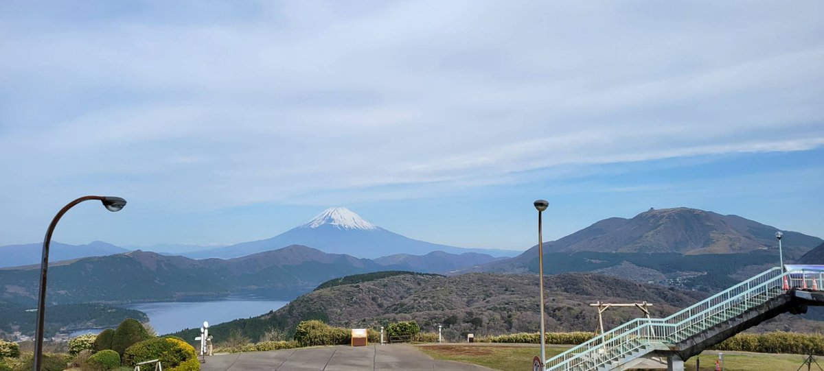 dammtraxcafe's tweet photo. おはよございます

今朝の大観山は気温9℃
風速2メートルです。

昨日より気温が下がってやや寒い朝☀️です。

今日も一日安全運転でお願いします🙌🙏 https://t.co/nz49By1MzT