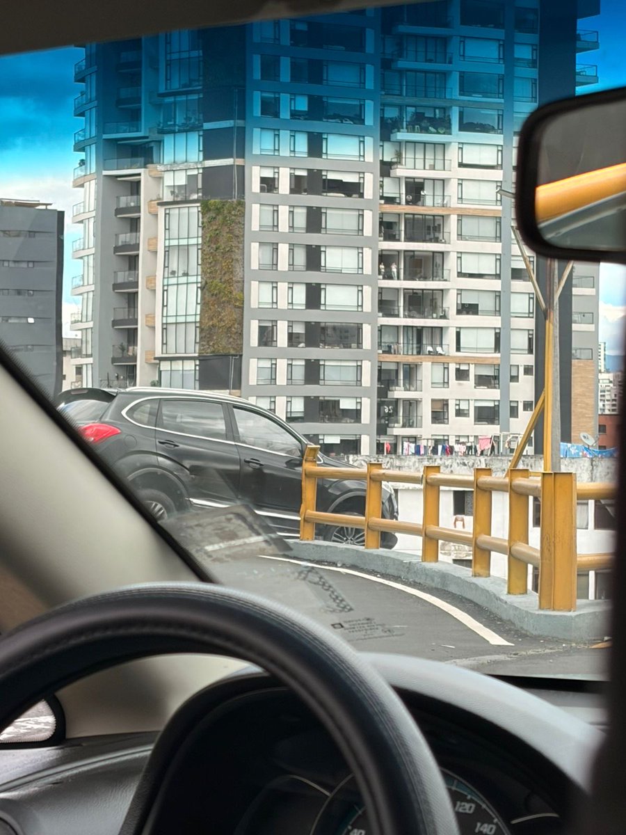 enteratepuntoec's tweet photo. Un vehículo quedó suspendido en el puente entre las avenidas República y Atahualpa en Quito. Cinco ocupantes del vehículo habrían estado ebrios y dejaron abandonado el vehículo. https://t.co/yEu2xpZfw7