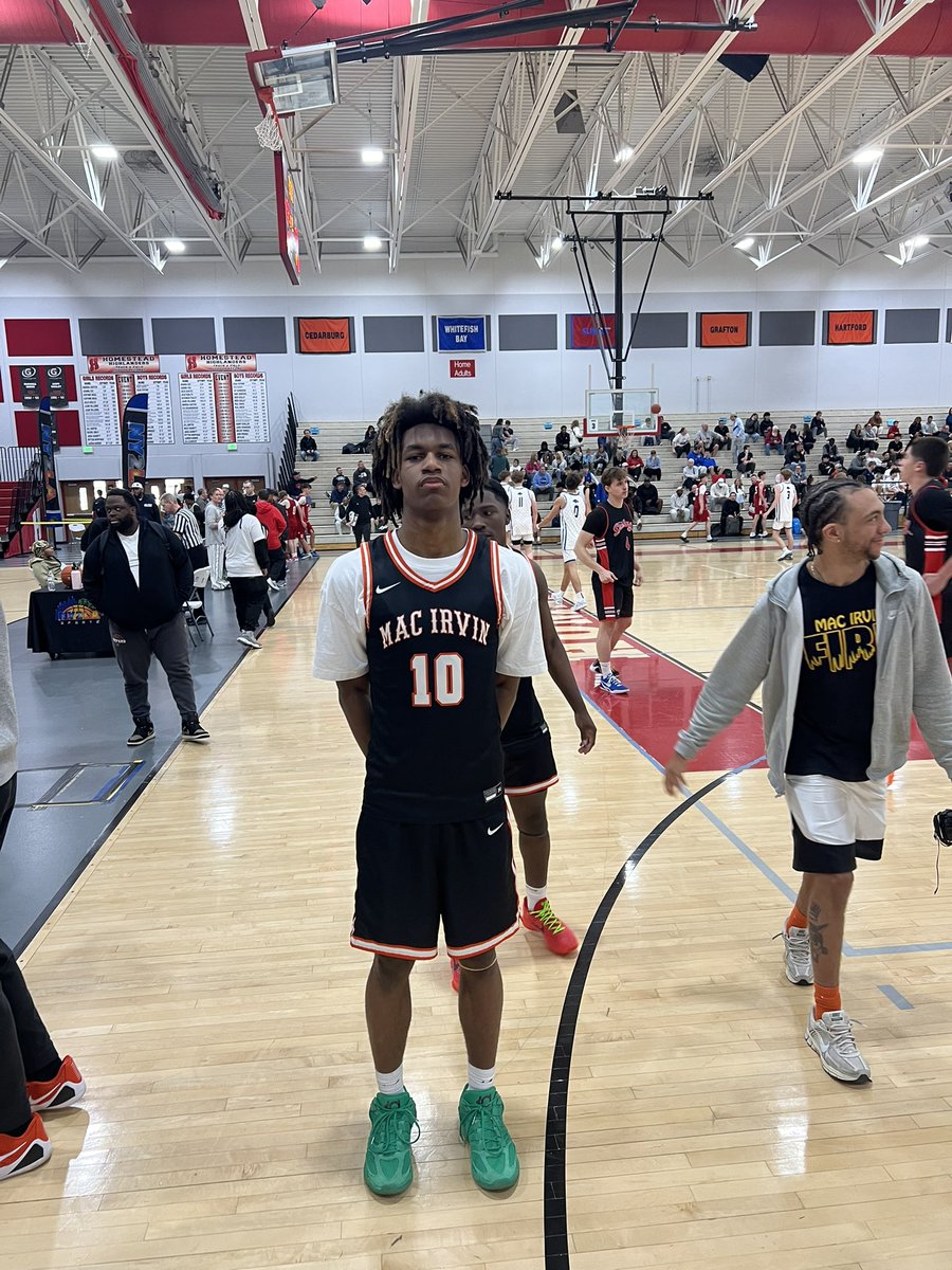 BigTimRevue's tweet photo. Class of 2029 6’3” PG is Ronald Johnson of @TheMacIrvinFire E15 is smooth as silk with the ball. Can’t spied him up, vision to see all players on the court. King of Bounce who hits the defensive glass and shows a mid range jumper. @caravanhoops product. #NY2LASND @ny2lasports https://t.co/CrxaiNM114