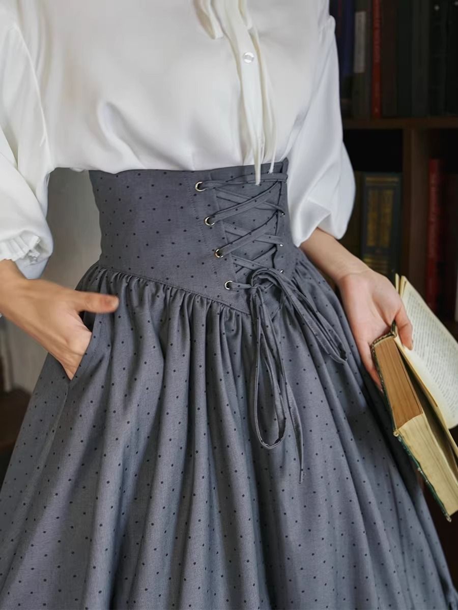 書斎のお嬢様のコルセットスカート - Dark Gray 
manus-machina.com/collections/ne… 
古い書斎の窓辺で本を片手に静かな時間を過ごす少女の、知的な雰囲気をそのまま纏うような、物語性のあるコルセットスカート。スカート全体に広がる細かなドットは、夜の書斎に漂う静かな空気のように控えめ。
