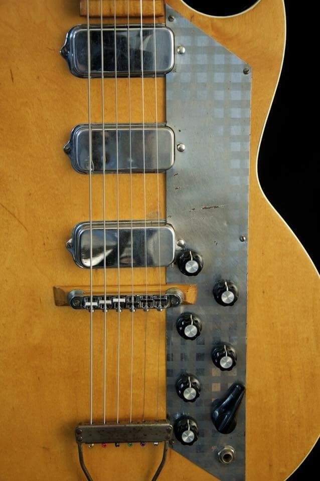 BriansElectro's tweet image. These early 60s guitars come under different names. Old Kraftsman, Kay Value Leader, Kay Style Leader etc. Obviously made by Kay. Pretty trippy ax. 
#Guitar