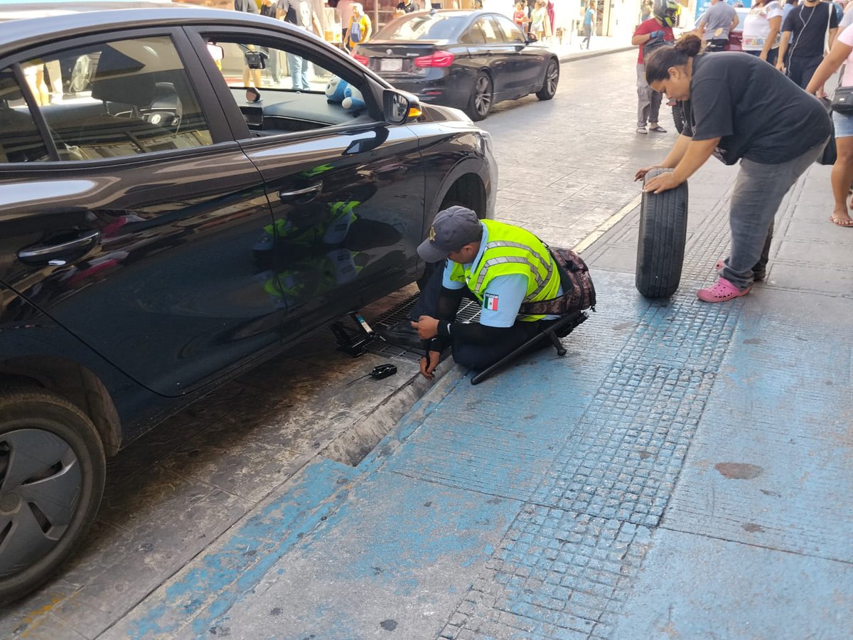 PoliciaMeridaMx's tweet photo. 🚦👮‍♂️ Con acciones de proximidad social y vocación de servicio, fortalecemos nuestro compromiso de apoyo, auxilio y cercanía con las personas que viven y transitan en el Centro Histórico, atendiendo de manera oportuna a quienes lo necesitan. https://t.co/21LPr8szck
