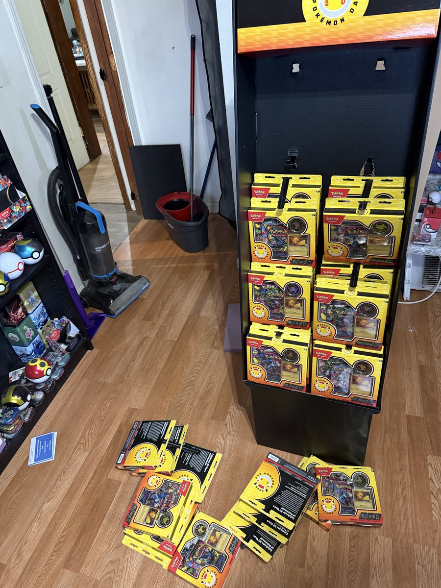 ImNotSoggy's tweet photo. Working at a card shop part time things https://t.co/zcDHclFc76