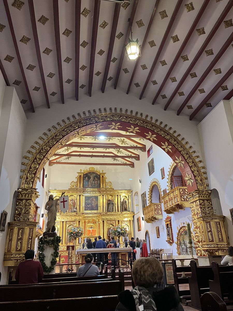 Patética la escena de hoy en la parroquia Santiago apóstol de Fontibon, ese tal monseñor: Juan Vicente Córdoba, con un grupo de gente patética riéndose haciendo mofas en pleno presbiterio, la parroquia no es lugar de hacer alarde de protagonismo Q LO CAMBIEN <a href="/arquidiocesisbo/">Arquidiócesis de Bogotá</a>