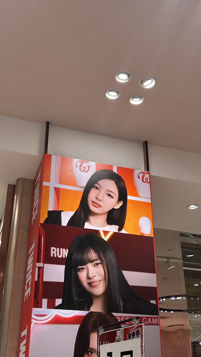 Nq09c_22's tweet photo. なんかそういえば大阪のPOPUP
ちょい質素な感じ否めないのやっぱ規模感
でも空間と音楽でカバーできるTWICEちゃんたち
まじで最高すぎる！💞✨ https://t.co/1HxRFaiLZQ