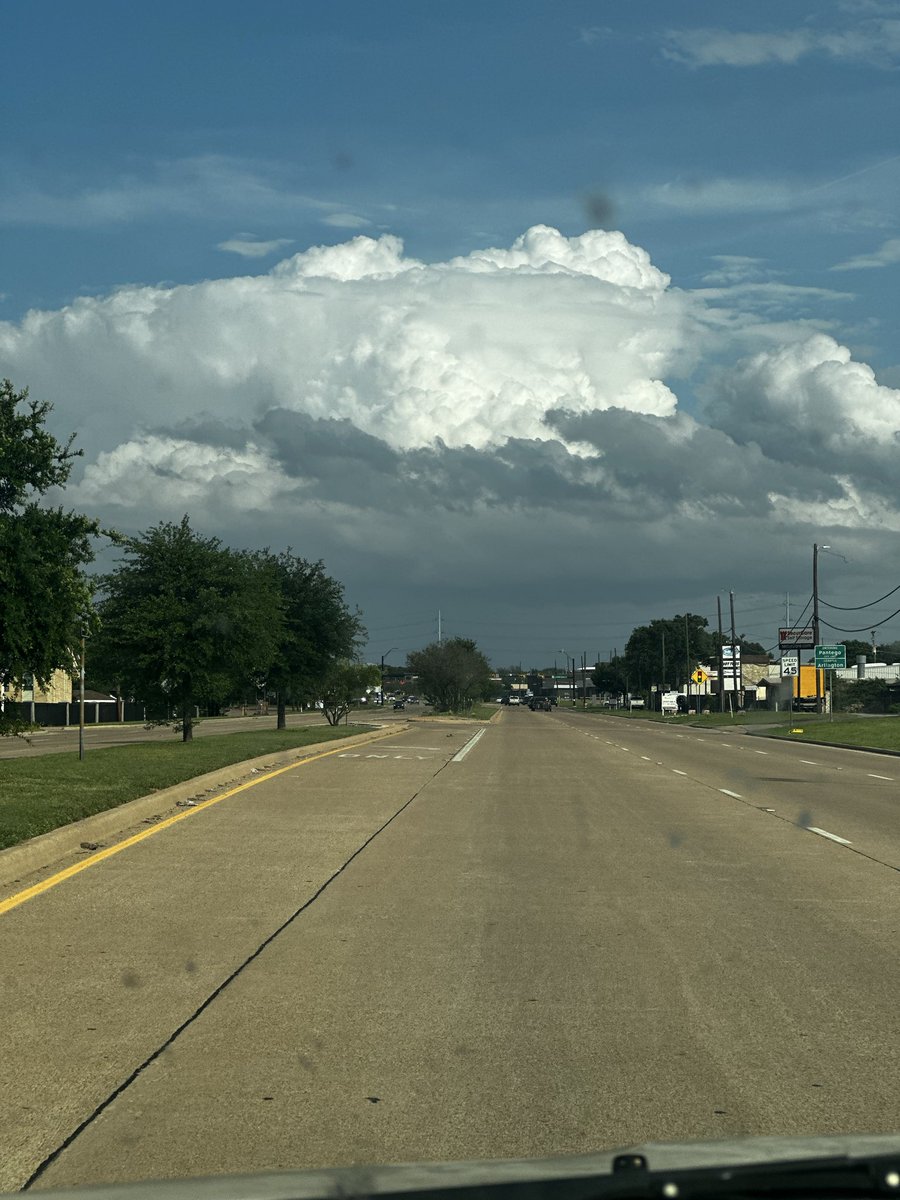 jcyrus2002's tweet photo. @wfaaweather Huggggee clouds. Pioneer parkway Pantego tx facing north https://t.co/BOpoftczxz