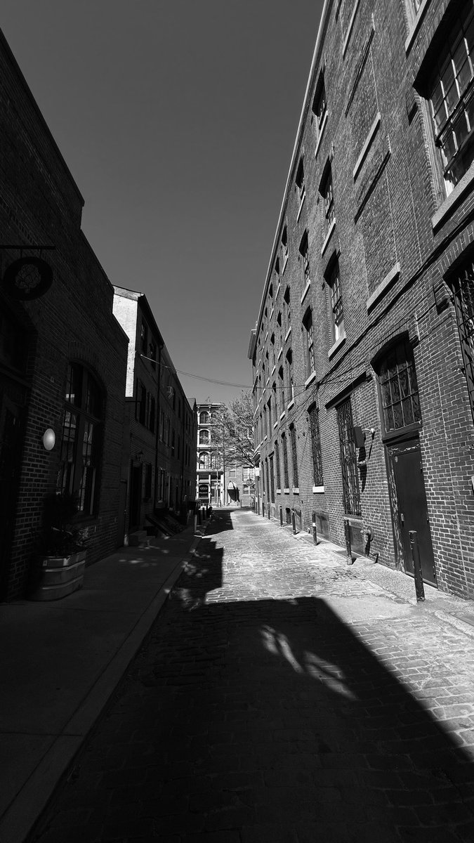 OneArodphoto's tweet photo. Philly alleyway
#oldcity #riverwards #philly https://t.co/wBKxqnuxuC