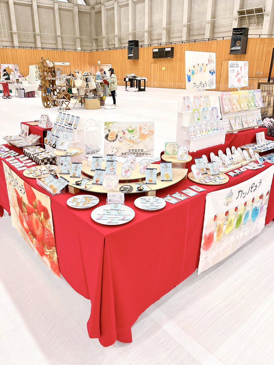 本日は苫小牧で対面販売╰(*´︶`*)╯♡

会場のほぼ中央で
神楽さん（<a href="/kaguramai429/">Singing Stone〜歌石屋@4/8チカホ大通　4/13-19チカホ憩いの空間</a> ）と真っ赤なブースで
お待ちしてます

／
▶︎4/12（日）10時〜16時
#とまこまいStyle
苫小牧市総合体育館
＼

シマエナガ
星月・星座
クリームソーダ…など

カラフルなフェイクスイーツ
盛りだくさんです☆