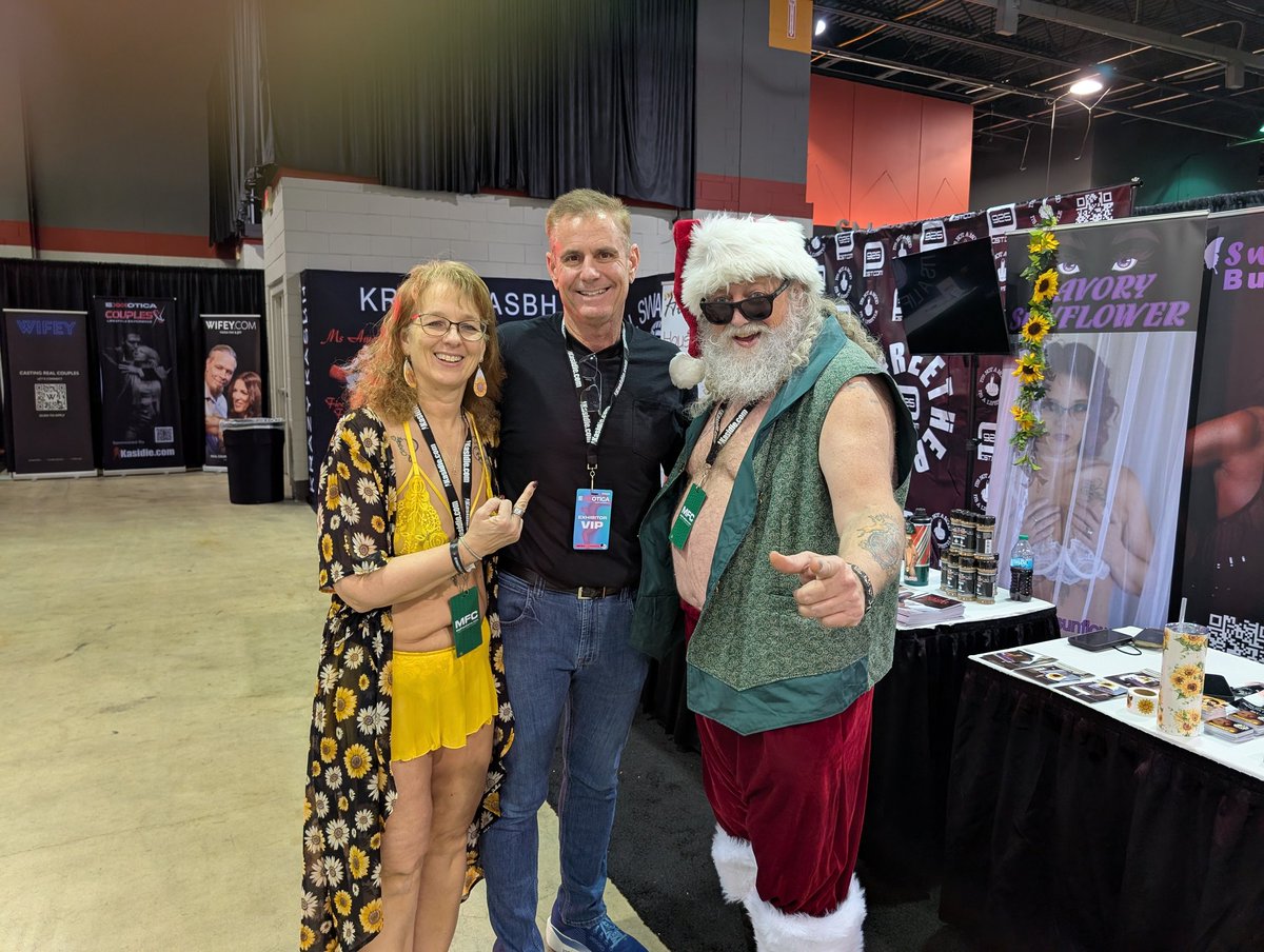 SweetHunnyB420's tweet photo. Day 2 of #Exxxotica in booth 100
😎🖕💋
@nawtylistsanta @savorysunflower @mrLmeat https://t.co/Ldn3F9iR0n