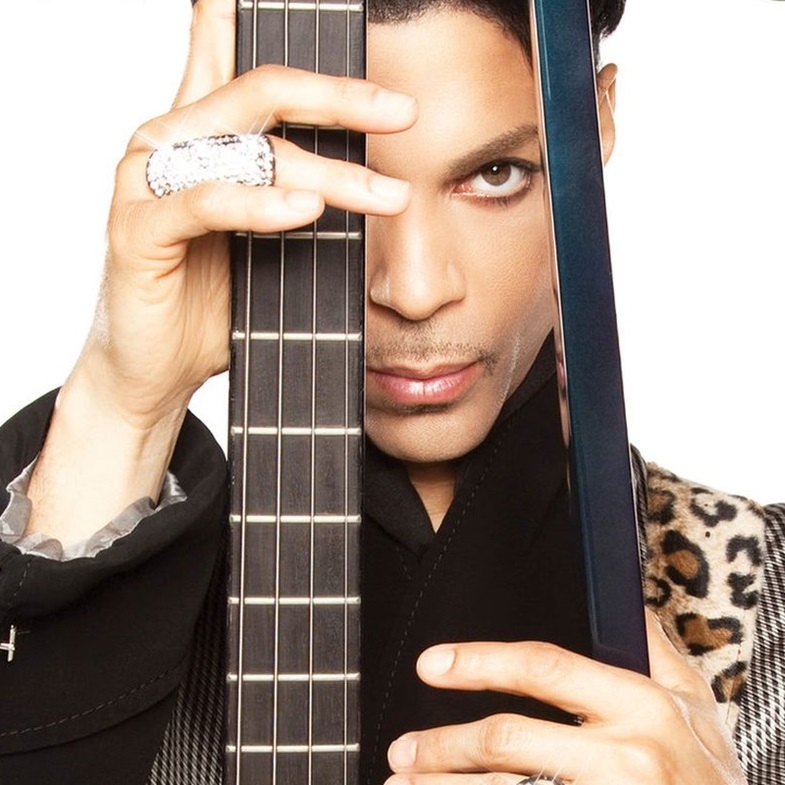 Há 10 anos, Prince nos deixava. O cantor e multi-instrumentista morreu em 21 de abril de 2016, aos 57 anos, de overdose de opioide. Um dos mais criativos de sua geração, lançou 39 álbuns de estúdio e vendeu mais de 100 milhões de cópias.

Qual a sua música favorita de Prince?
