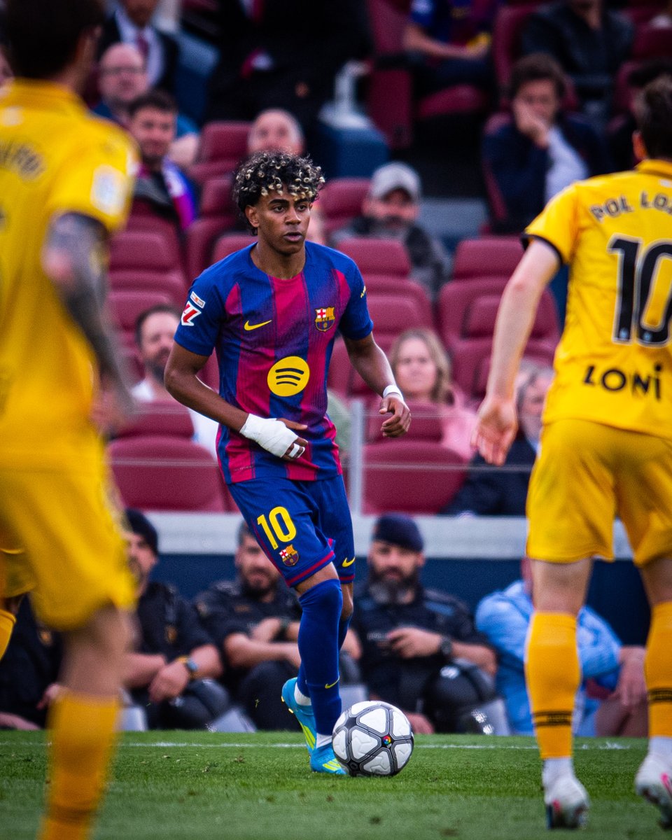 A K U J E tweet media