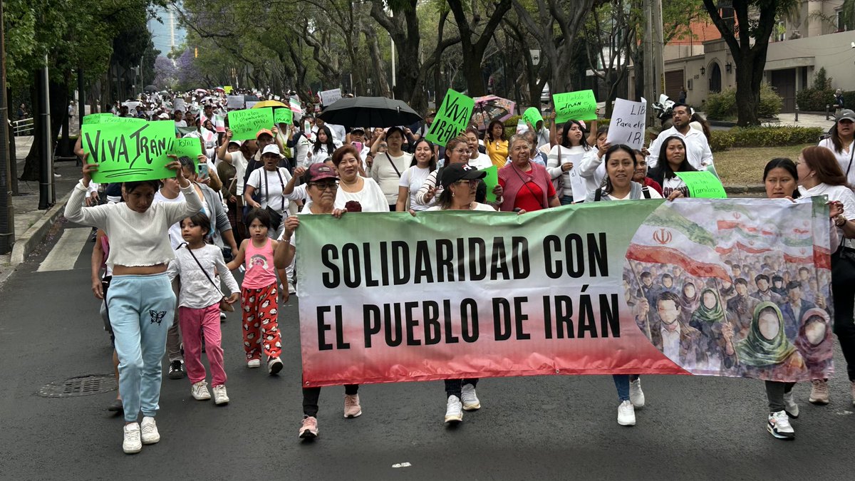 MCasiqueOlivos's tweet photo. MEXICANOS REPRUEBAN CRÍMEN CONTRA 220 NIÑOS DE IRÁN; EL HEROICO PUEBLO DE IRÁN DEBE VIVIR EN PAZ. La tarde de de hoy, ceca de 2 mil mexicanos realizan una protesta frente a la Embajada de #Irán en #México, para denunciar el crimen y asesinato de 220 #Niños y miles de niños heridos. Colectivos mexicanos, estudiantes, con banderas y pancartas,  exigieron paz y mostraron solidaridad al pueblo iraní. Reprobaron y rechazaron el artero crimen en la escuela de #Minab ocasionado por los bombardeos de #Israel y Estados  Unidos. ¡Alto a los asesinatos de niños de Irán! ¡Apoyamos a las familias de Irán! ¡México se solidariza con el pueblo iraní!