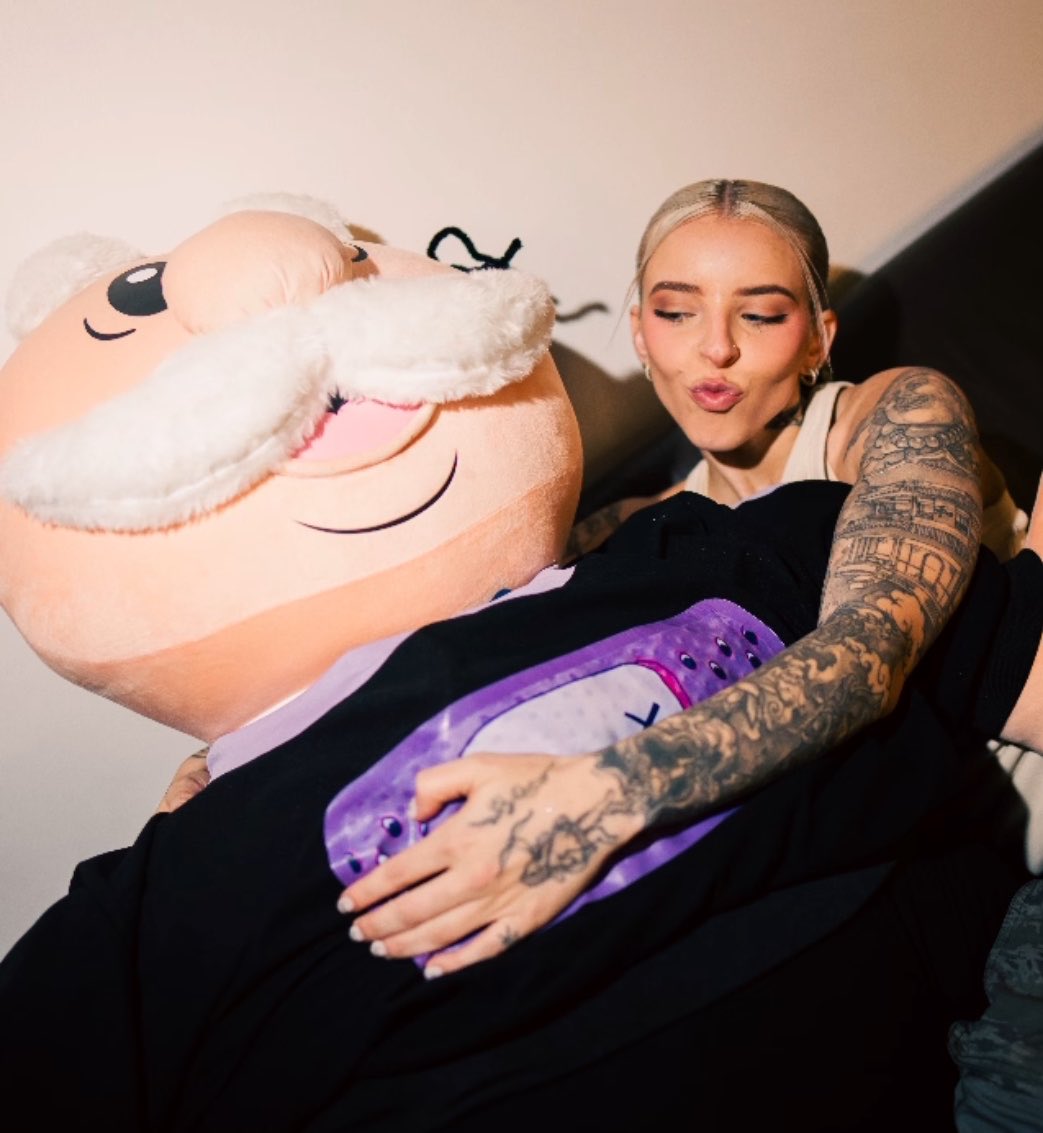 it’s Alee-!🦂🖤 tweet media